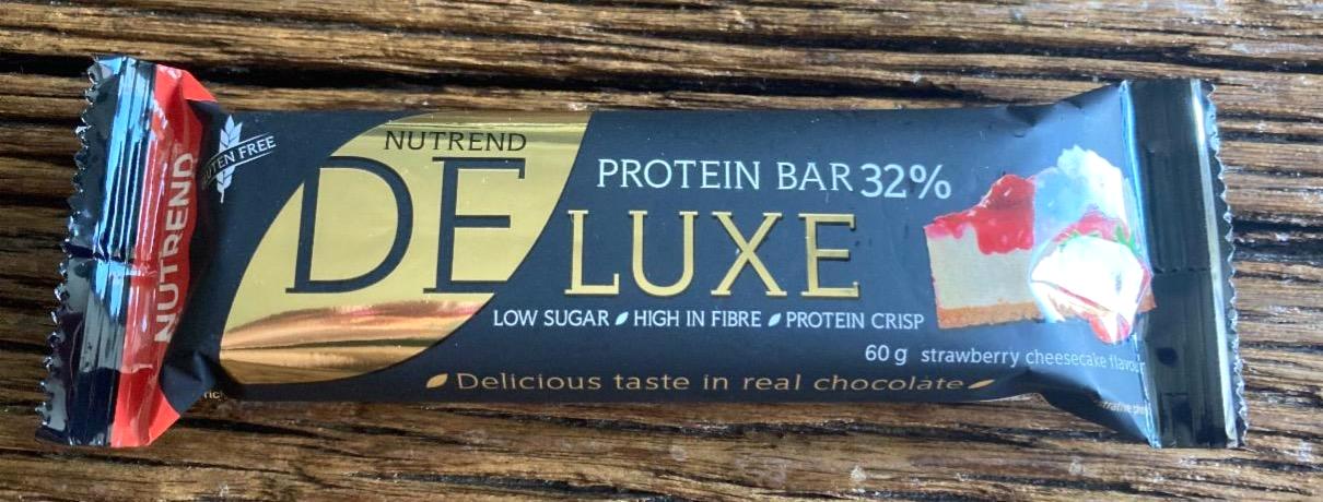 Képek - DE LUXE protein bar 32% strawberry cheesecake Nutrend