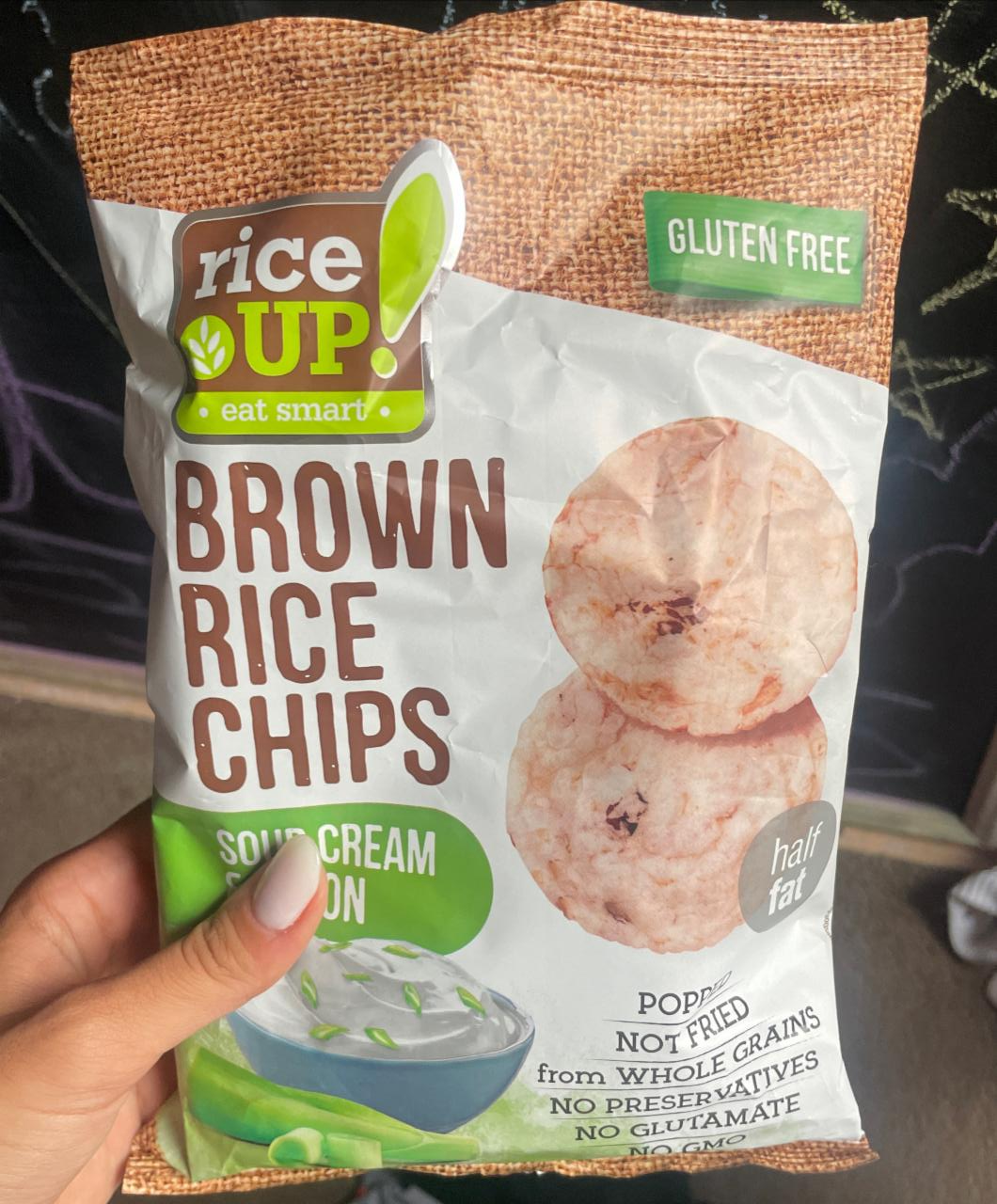 Képek - Teljes kiőrlésű barna rizs chips hagymás-tejfölös ízesítéssel RiceUp!