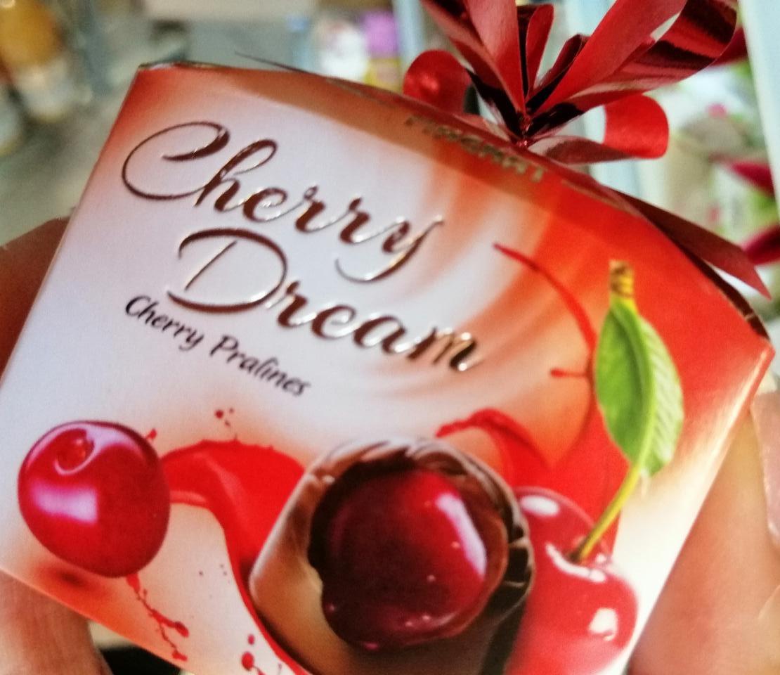 Képek - Alkoholos meggyel töltött étcsokoládé praliné Cherry Dream