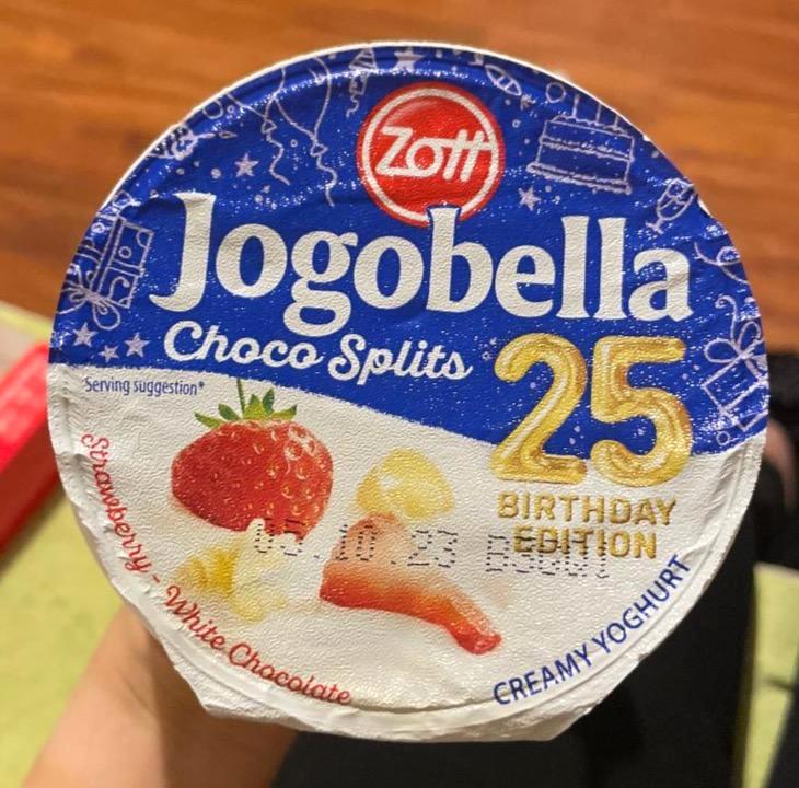 Képek - Zott Jogobella 25 Birthday Edition Choco Splits élőflórás, zsíros joghurt csokoládé forgáccsal 130 g