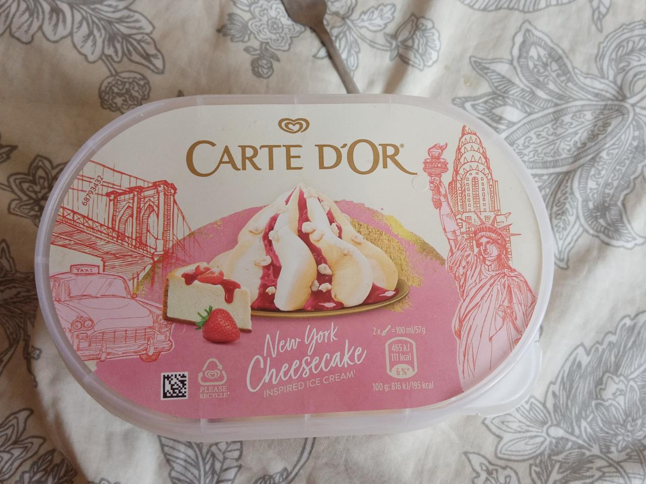 Képek - Carte D'Or sajttorta ízű és keksz ízű jégkrém epres szósszal és kekszdarabkákkal 900 ml