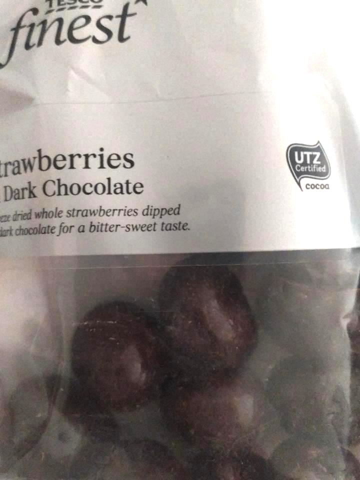 Képek - Tesco finest étcsokoládéval bevont fagyasztva szárított eper