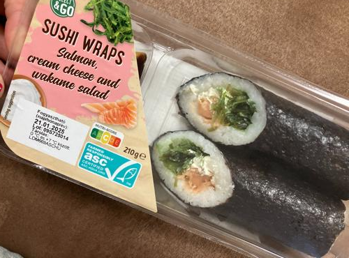 Képek - Sushi wraps salmon, cream cheese and wakame salad Select&Go