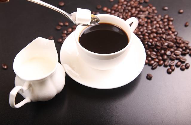 Képek - kávé cukorral és tejjel