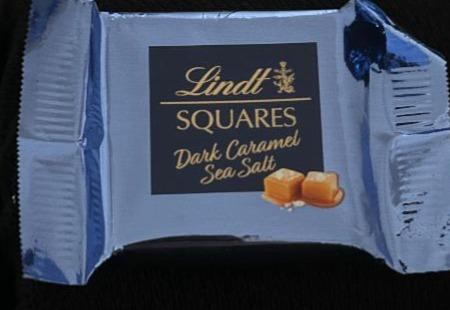 Képek - Lindt Squares étcsokoládé sós karamella töltelékkel 9 db 144 g