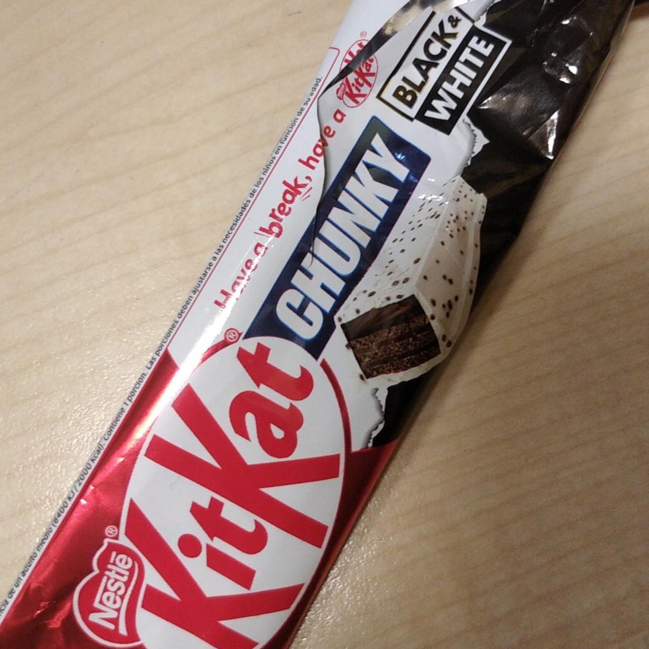 Képek - KitKat Chunky Black & White kakaós ostya kakaós krémmel, rizspehellyel szórt fehér masszában 42 g