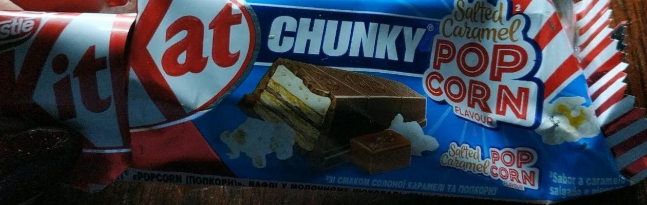 Képek - KitKat Chunky ropogós ostya sós karamellel és popcornízű krémmel 42 g