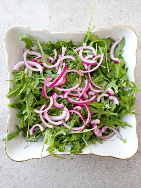 Villámgyors lilahagymás-málnás saláta